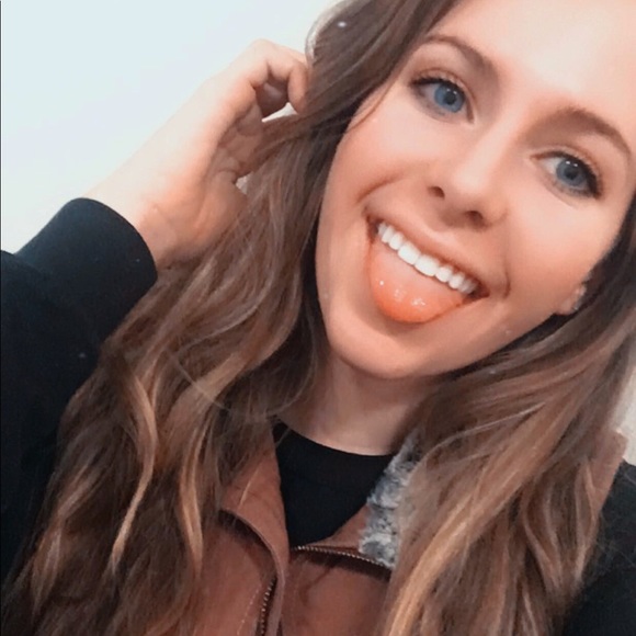 Meet your Posher, Hannah - Picture 2 of 2